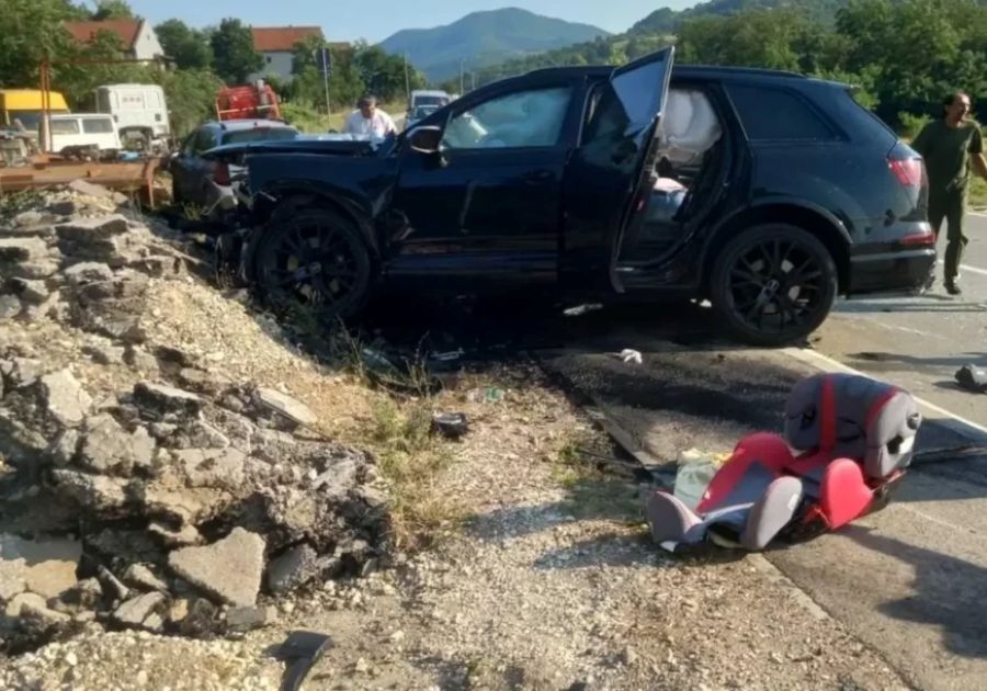 STRAVIČNA NESREĆA, DŽIP POTPUNO SMRSKAN: Od siline stravičnog sudara iz automobila izletjelo sjedište za bebe!