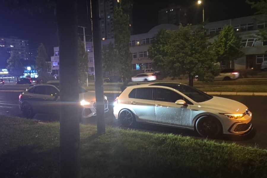 TEŠKA NESREĆA NA BULEVARU MEŠE SELIMOVIĆA: Dva auta udarila pješaka, saobraćaj potpuno stao (VIDEO)