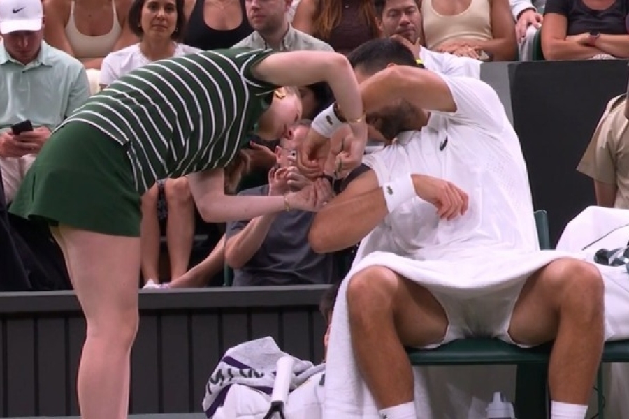 DJEVOJKA MISLILA DA JE UBOLA NOVAKA MAKAZAMA: Pogledajte nevjerovatan momenat sa Wimbledona (VIDEO)