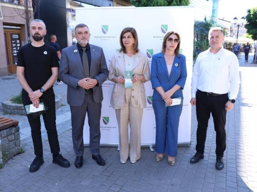 U ORGANIZACIJI BOŠNJAČKOG NACIONALNOG VIJEĆA: Novi Pazar odao počast žrtvama Srebrenice uz poruke o kulturi sjećanja (FOTO)