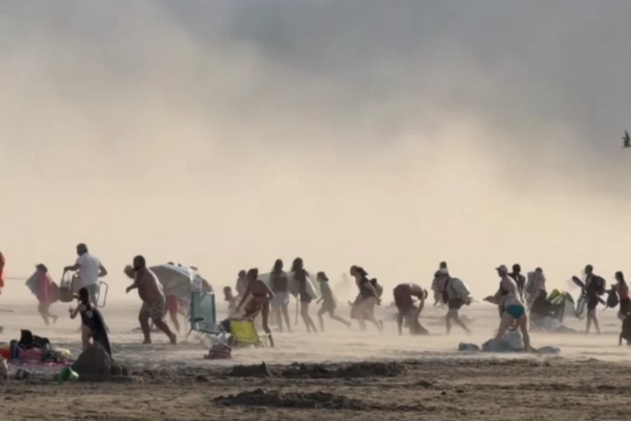 NEVJEROVATNI PROZORI S PLAŽE: Olujni vjetar izazvao paniku, temperatura naglo pala za 10 stepeni (VIDEO)