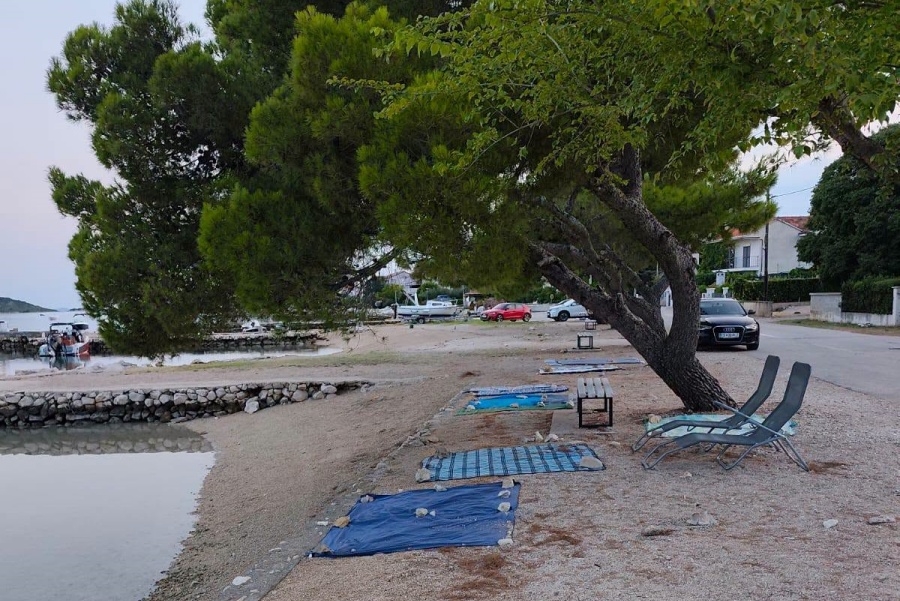 KRAJ REZERVACIJE PLAŽA RUČNICIMA: Komunalci uklonili ležaljke, suncobrane i peškire ostavljene preko noći (FOTO)
