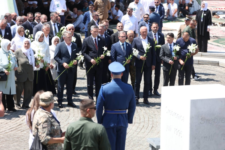 'SB' U POTOČARIMA: Položeno cvijeće, slijedi dženaza i ukop deset žrtava genocida u Srebrenici (FOTO)