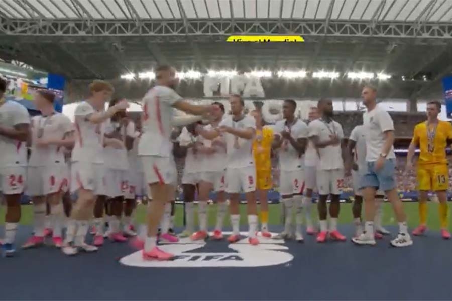 O OVOM SNIMKU BRUJI NOGOMETNI SVIJET: Englezi prekršili protokol na dodjeli medalja, pogledajte koga su doveli...