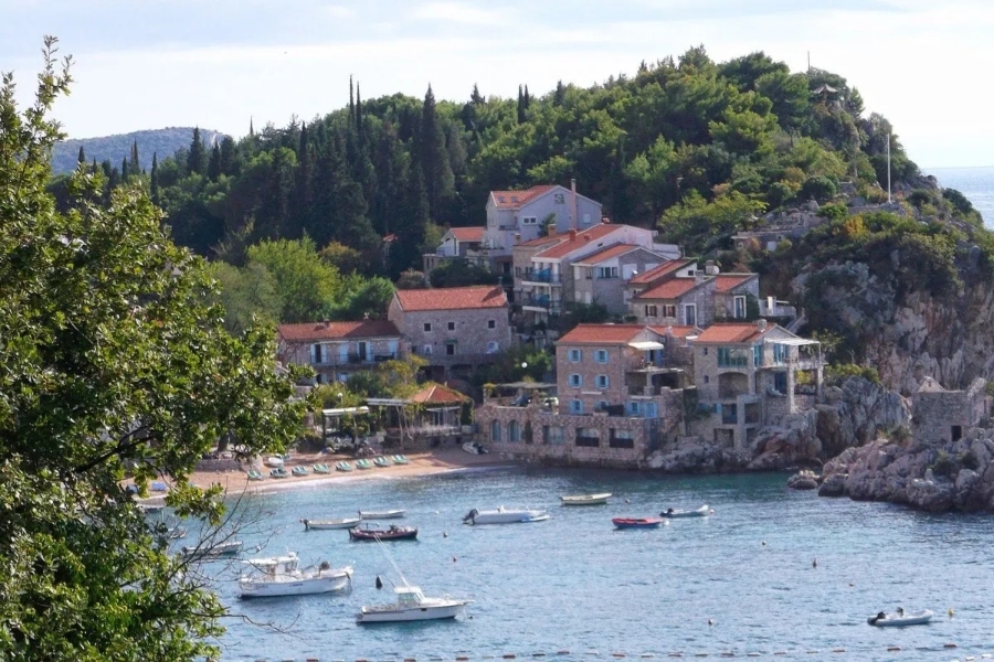 NEVJEROVATNO KOLIKO JE JADRAN SKUP ZA LJETOVANJE: Mini pica u Pržnu 32 eura, a u Firenci u Italiji cijeli obrok dobijete za 43 eura
