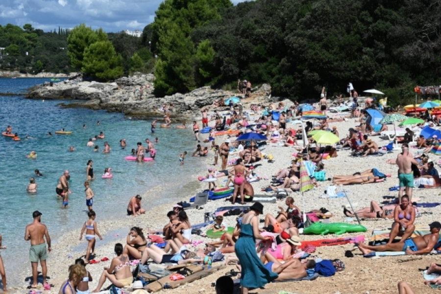 SNIMILI ŠTA RADE TURISTI NA PLAŽI, LJUDI ZGROŽENI: 'Ovo još nisam vidio' (VIDEO)