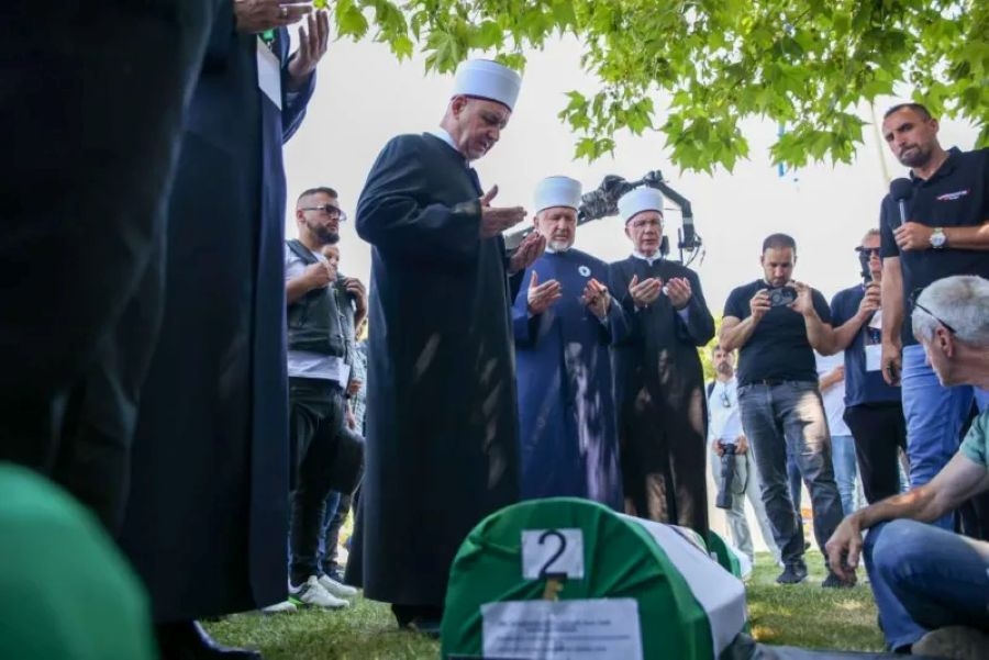 REIS KAVAZOVIĆ POSLAO SNAŽNU PORUKU IZ SREBRENICE: 'Da čuvamo dostojanstvo svake žrtve genocida, jer zaborav bi bio novi zločin nad onima kojih više nema'