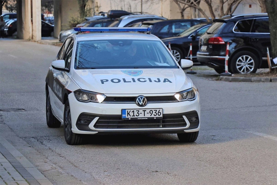 BRUTALAN NAPAD U TUZLI: Isjekao komšinicu, hitno prevezena u bolnicu