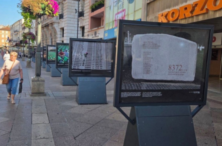 POTRESNE FOTOGRAFIJE NA RIJEČOM KORZU: Izložba o genocidu u Srebrenici nikoga ne ostavlja ravnodušnim