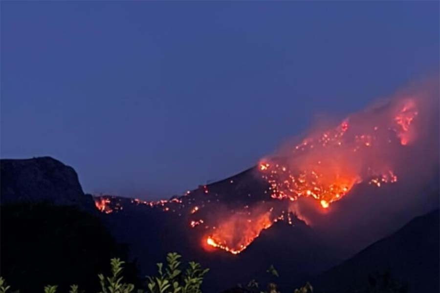 JEZIVE SCENE IZNAD MOSTARA: Vatra guta šumu i travu, vatrogascima pomažu brijni volonteri...