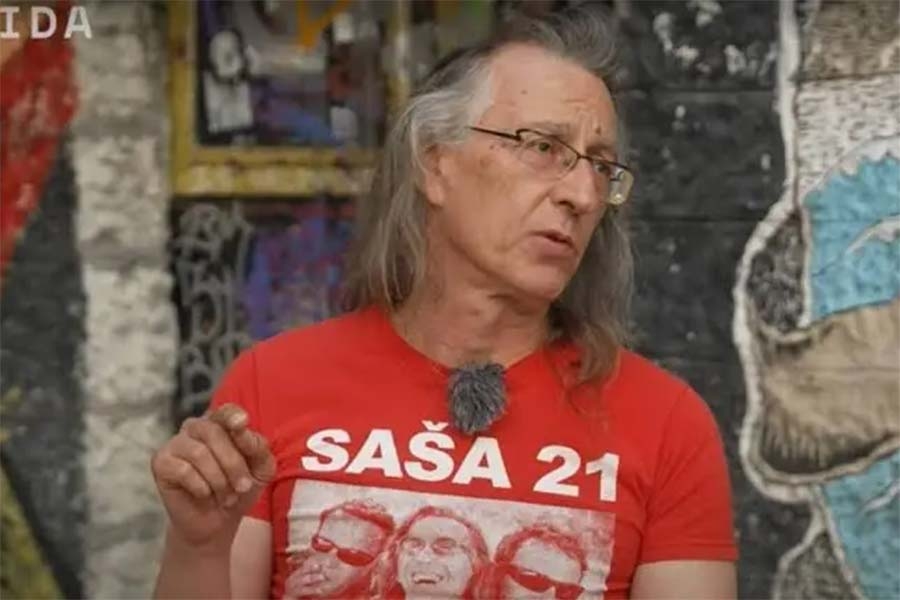 UŽAS U SUSJEDSTVU: Pretučeni vođa kultnog benda i njegova supruga -'Počeli su nas mlatiti, branili smo se kako smo znali i umjeli, ali onda su izašli...'
