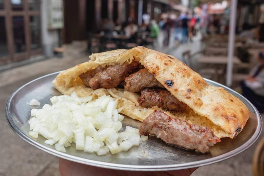 ĆEVAPI ILI HAMBURGER, KO NOSI TITULU: Kulinarski obračun bosanske protiv američke kuhinje uoči velike utakmice