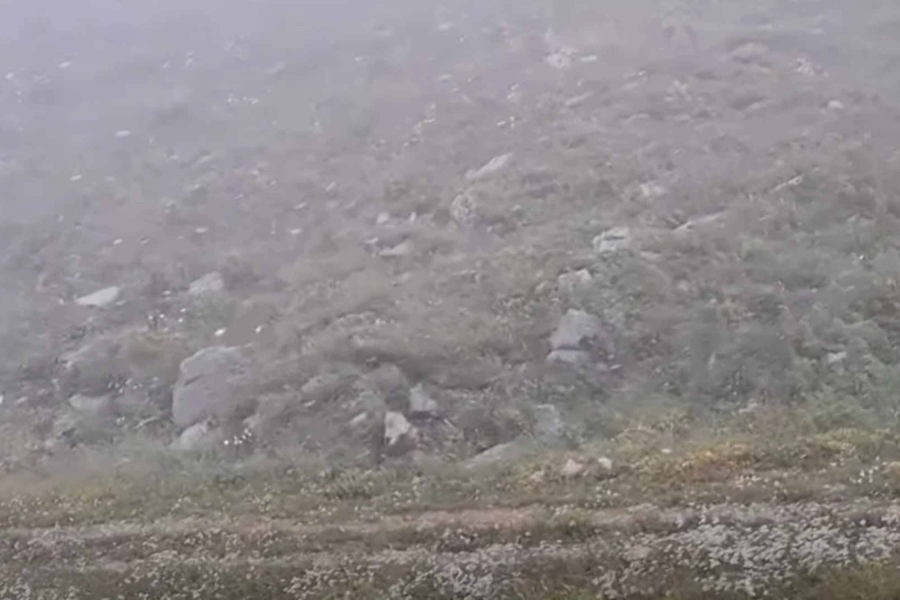 NEVJEROVATNI PRIZORI U SUSJEDSTVU: Na kraju jula pada snijeg (VIDEO)