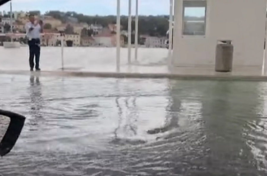 PANIKA U SUSJEDSTVU: More se u nekoliko sekundi izlilo preko rive i poplavilo lokale (VIDEO)