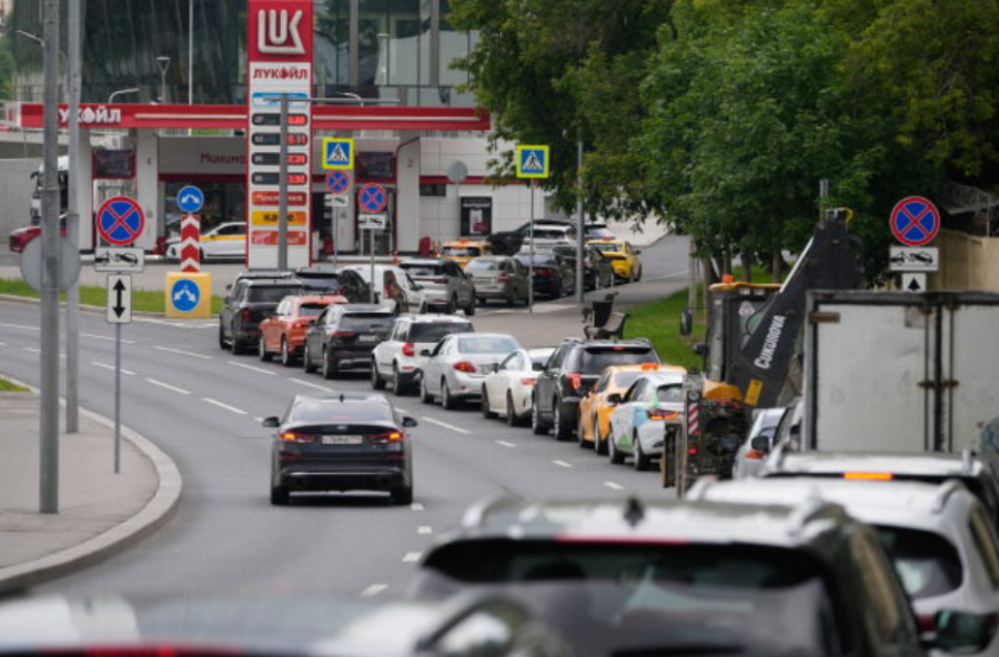 SNIMAK KOJI NAJBOLJE POKAZUJE TRENUTNO STANJE U RUSIJI: Benzinske bez kapi goriva, građani satima čekaju u redovima (VIDEO)