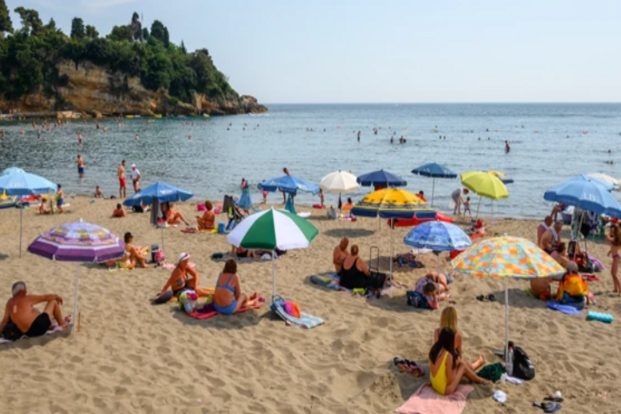 BURNE REAKCIJE NA MREŽAMA: Istetovirana djevojka na plaži u Crnoj Gori podijelila javnost, u sve umiješali i 'paradajz turiste'