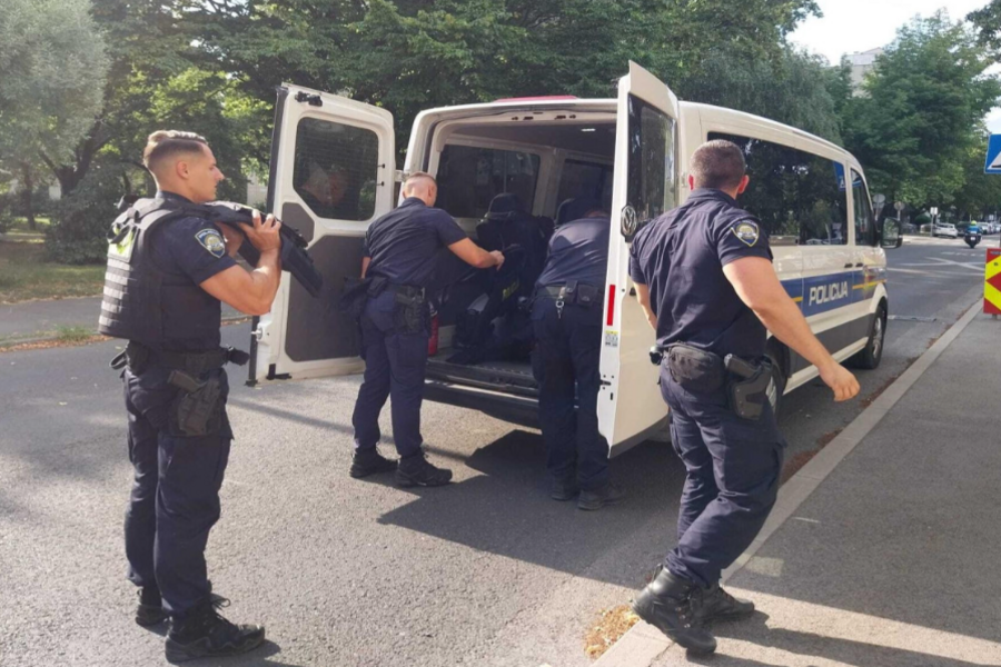 MUŠKARAC PRIJETIO DA ĆE SE RAZNIJETI BOMBOM: Okružili ga policajci sa štitovima, stanari u šoku: 'Hodao je od zgrade do zgrade'