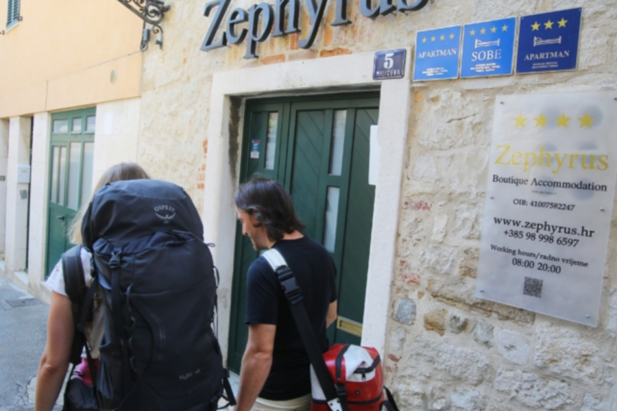 TURISTI U NEVJERICI GLEDAJU CIJENE APARTMANA U HRVATSKOJ: Pazite koliko traže, a nema klime ni interneta