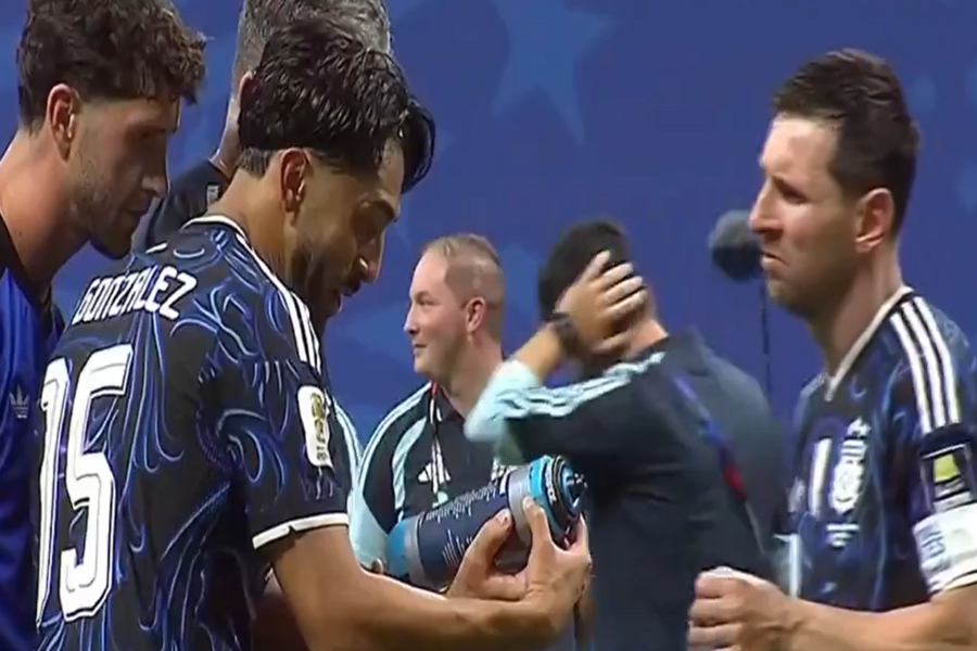 'ŠTA OVO ZNAČI?!': Messi ostao u nevjerici kad je pročitao tajne poruke na Pickfordovoj flašici (VIDEO)