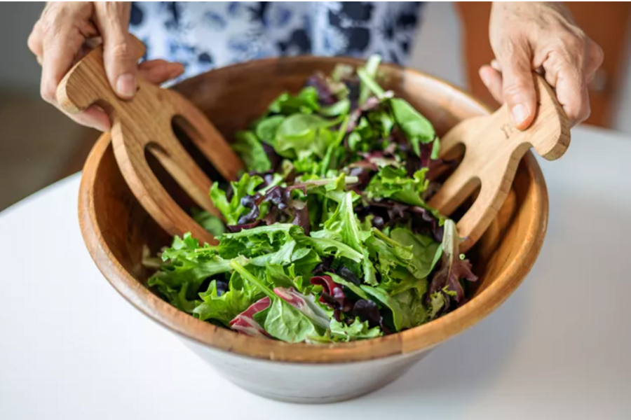 TAJNA KOJU KRIJU KUHARI: Evo kako da salata ostane svježa i hrskava danima!