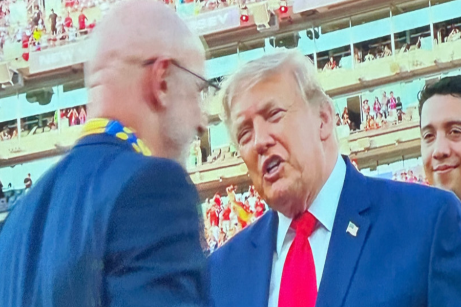 LUIS DE LA FUENTE RASKRIO TRUMPA: Evo šta mu je američki predsjednik šapnuo tokom dodjele medalja