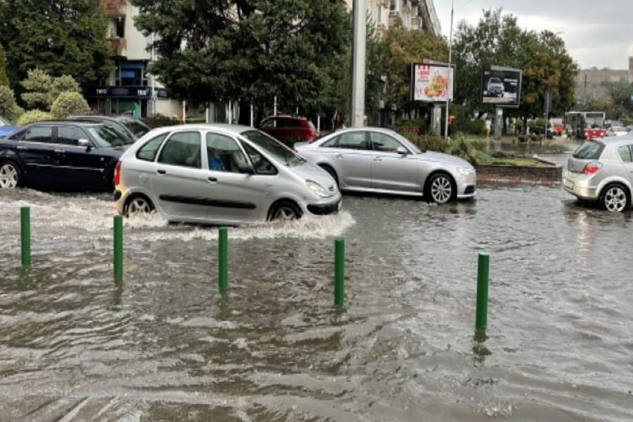 KATASTROFA U SKOPLJU: Drvo palo na ženu, 15 osoba završilo u bolnici nakon snažnog nevremena