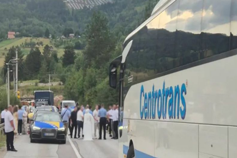 INCIDENT O KOJEM SVI PRIČAJU: Objavljen snimak udesa i tučnjave na putu Sarajevo - Sokolac (VIDEO)