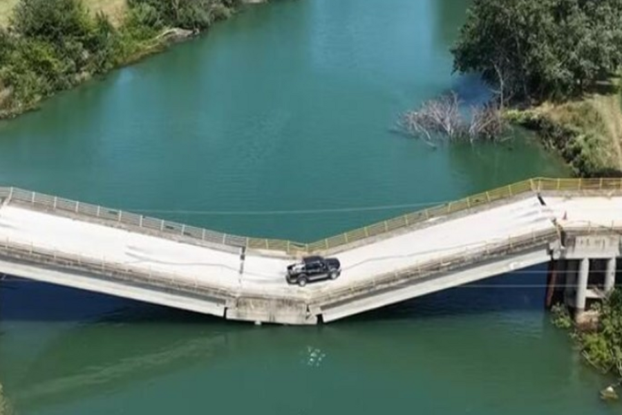 STRAVIČAN PRELAZ: Most se raspada i visi nad rijekom, ali vozači i dalje ne odustaju