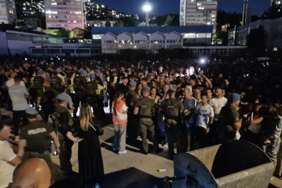 PREVALILI I PREKO HILJADU KILOMETARA I OPET OSTALI ISPRED VRATA: Veliki broj građana nije uspio ući na koncert, organizacija zakazala