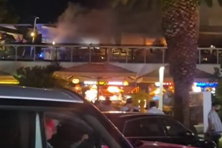 POŽAR U SPLITU: Zapalio se poznati rooftop bar na Rivi, gusta dimna zavjesa prekrila centar grada (VIDEO)