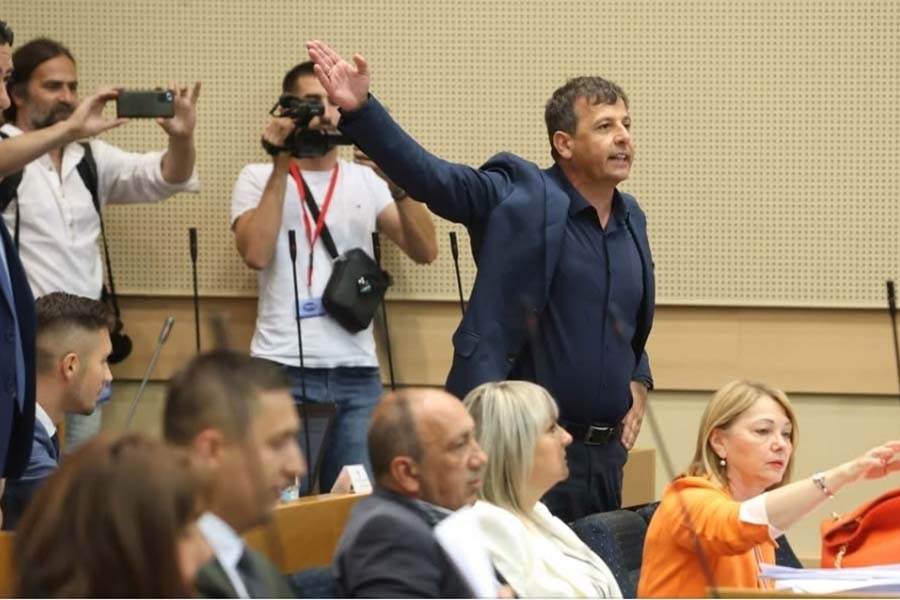 NEZAPAMĆEN SKANDAL U NARODNOJ SKUPŠTINI REPUBLIKE SRPSKE: Vukanović otkrio identitet nasilnika koji ga je napao s leđa...