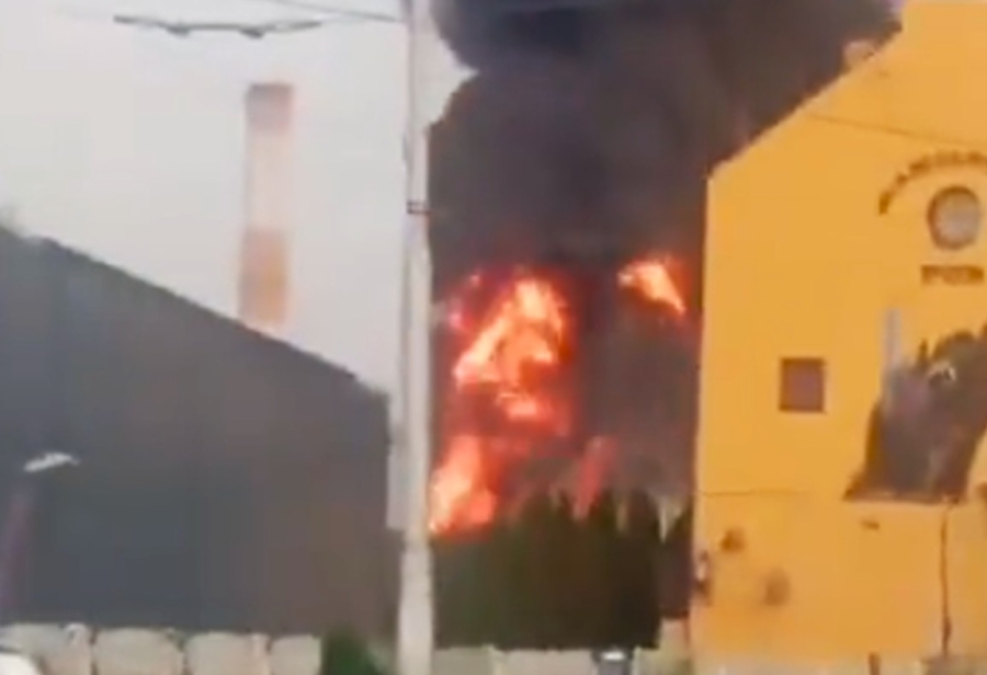 UKRAJINA ŽESTOKO UZVRATILA UDARAC: Gori tvornica ključna za rusku energetiku (VIDEO)