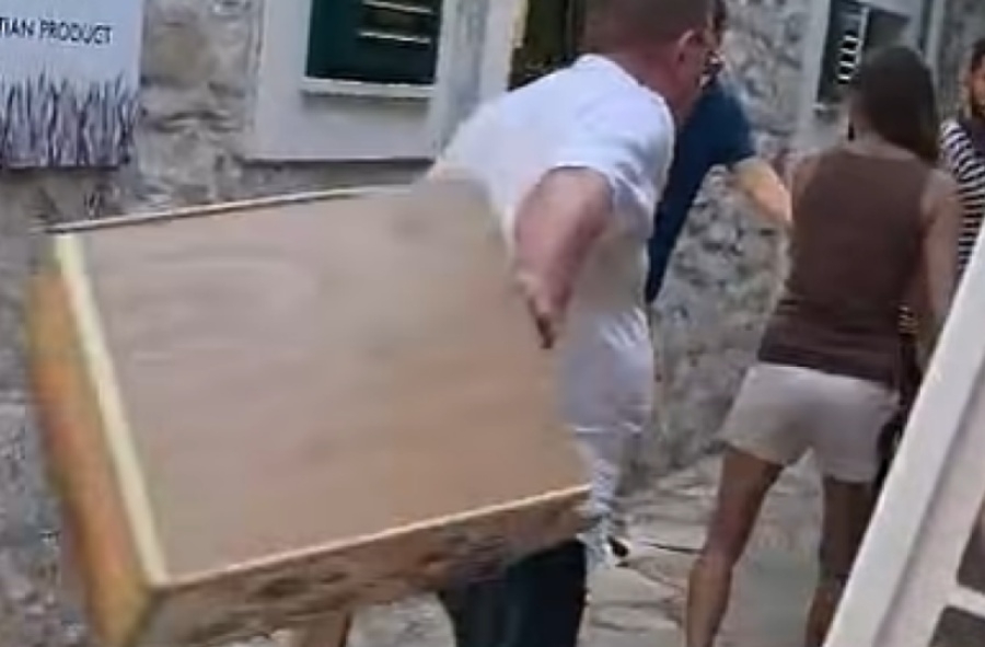 INCIDENT ZGROZIO JAVNOST: Vlasnik restorana udario u dječja kolica, završio u rukama policije (VIDEO)