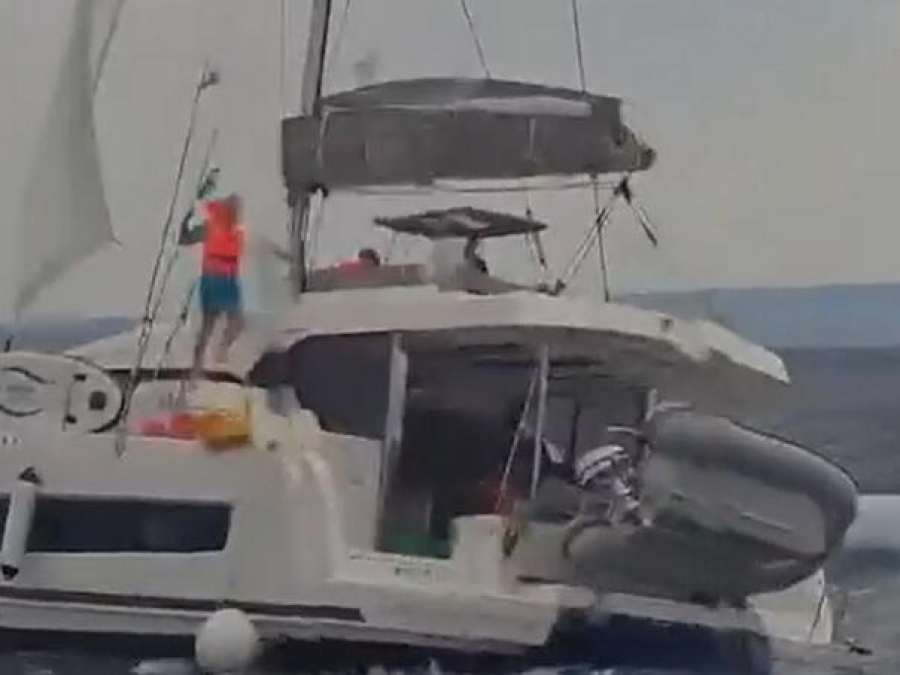 DRAMA NA OTVORENOM MORU: Isplovili iz Trogira, pa uslijedio užas - skiper pao u podivljalo more i nestao pred očima prijatelja (VIDEO)