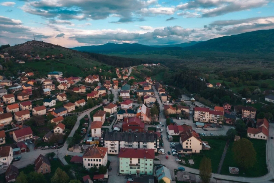 TOTALNI APSURD U RS-u: Opština bez banke, pekare i mesnice kupuje terenac od 164.000 KM