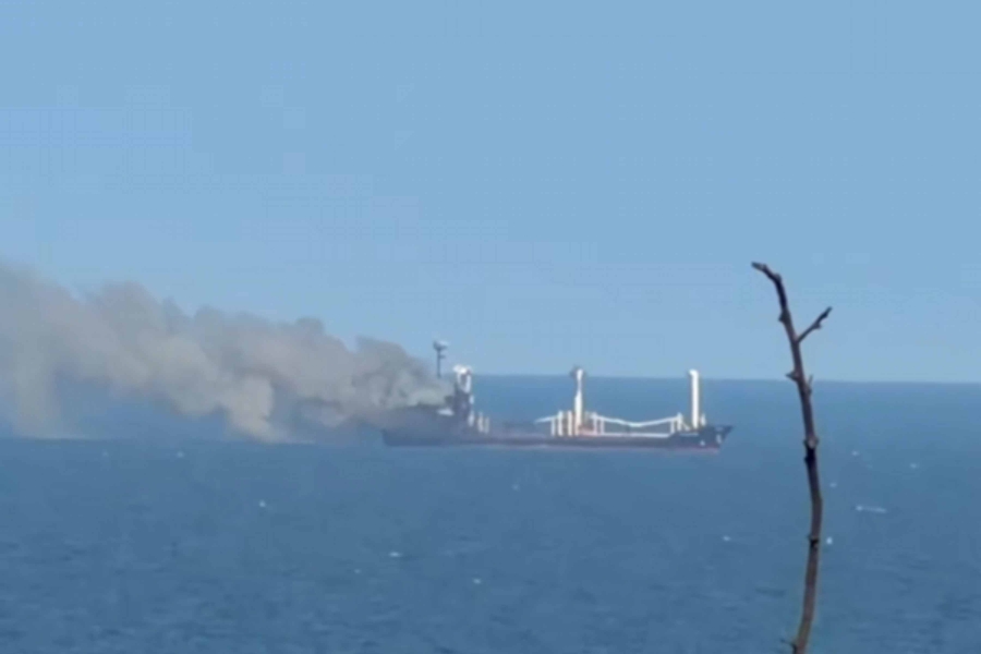 NOVI UŽASAN RUSKI ZLOČIN: Projektilima pogodili brod sa kukuruzom, poginulo 10 ljudi (VIDEO)