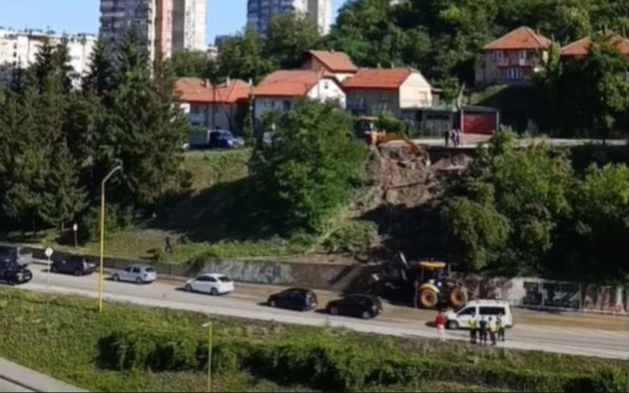 HAOS NA CESTAMA: Obustavljen saobraćaj na magistralnom putu zbog pucanja cijevi, prijeti klizište