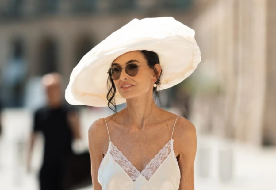 DEMI MOORE IZGLEDA NESTVARNO:: Ovo bijelo satensko izdanje izgleda kao scena iz filma