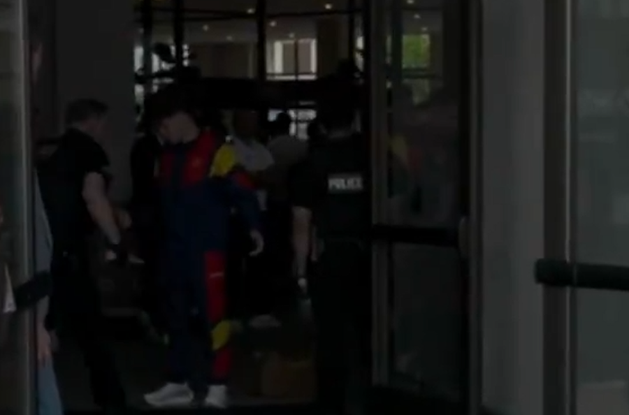 NEVIĐEN SKANDAL UOČI FINALA MUNDIJALA, JAVNOST U ŠOKU: Policija na izlazu iz hotela pretresala fudbalske zvijezde! (VIDEO)