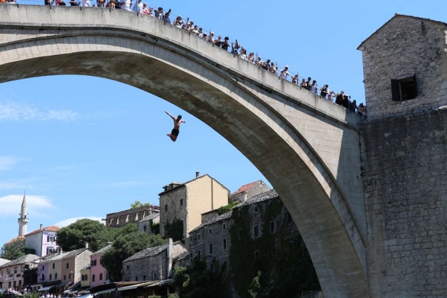 MOSTAR ZANIJEMIO U 11.07: Skokom bez aplauza sa Starog mosta odata počast žrtvama genocida u Srebrenici