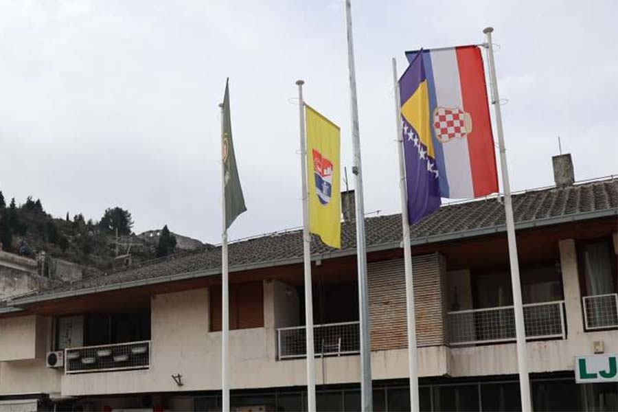 ŠTA SE DOGAĐA U HERCEGOVINI: Grad Stolac pozvao udruge i pojedince da uklone navijačke zastave...