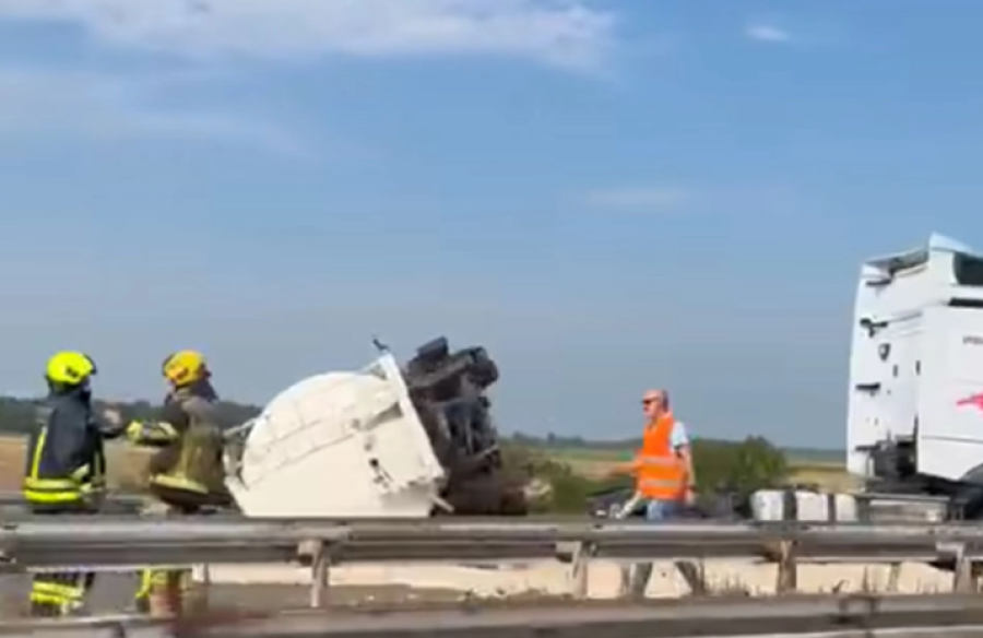 SAOBRAĆAJNI KOLAPS U SUSJEDSTVU: Prevrnula se cisterna i potpuno blokirala autoput (VIDEO)