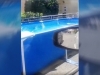 NEOBIČAN PRIZOR POSTAO HIT NA DRUŠTVENIM MREŽAMA: Postavila bazen nasred ulice, reakcije sugrađana podijeljene (VIDEO)