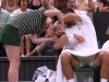 DJEVOJKA MISLILA DA JE UBOLA NOVAKA MAKAZAMA: Pogledajte nevjerovatan momenat sa Wimbledona (VIDEO)