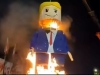 BIJES NA ULICAMA MAŠHADA: Usred pogrebne povorke za vrhovnog vođu Iranci spalili figuru Lego Trumpa! (VIDEO)