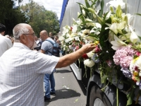 'SB' NA LICU MJESTA: Kolona s posmrtnim ostacima žrtava srebreničkog genocida stigla ispred Predsjedništva BiH (FOTO)