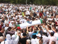 POTOČARI DANAS PLAČU I PAMTE:  Još deset Srebreničana vraćeno iz tišine masovnih grobnica u vječni smiraj, obavljen ukop deset žrtava genocida (FOTO)