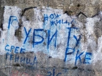 GNUSNE PORUKE OSVANULE U CRNOJ GORI: Ispisano 'Nož, žica, Srebrenica' i 'Ubij Turke'