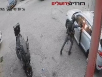 MONSTRUOZAN SNIMAK SA ZAPADNE OBALE: Izraelski policajac ubacio šok-bombu u auto, pa držao vrata da vozač ne može pobjeći (VIDEO)