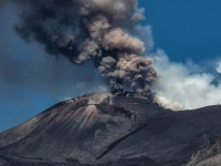 VULKAN PONOVO DIVLJA: Etna izbacuje ogromne količine pepela, blokiran aviosaobraćaj (VIDEO)